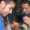 Ilenia ed Emiliano con un piccolo del villaggio